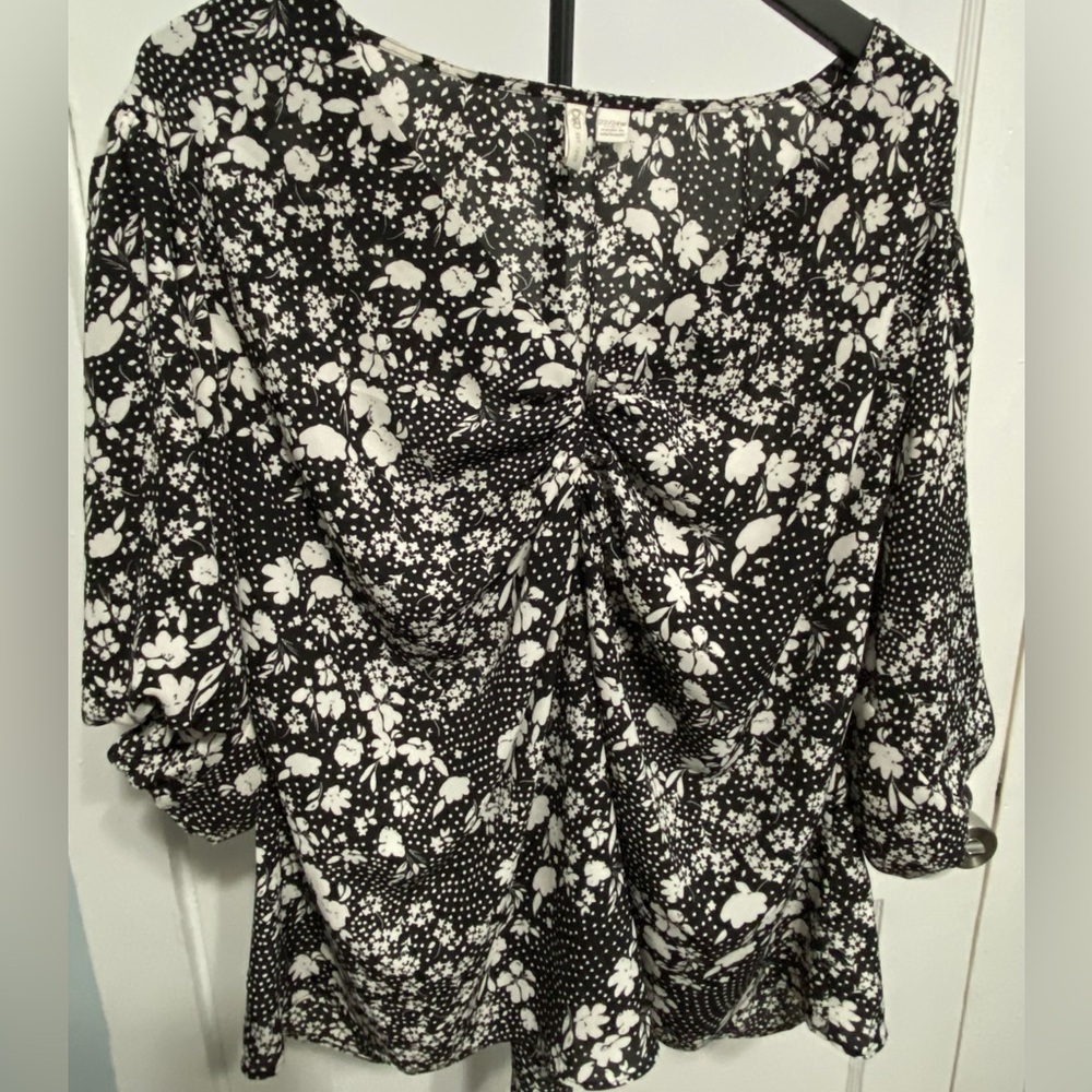 Black and white Cato floral blouse with 3/4 sleeves- Women’s 22/24